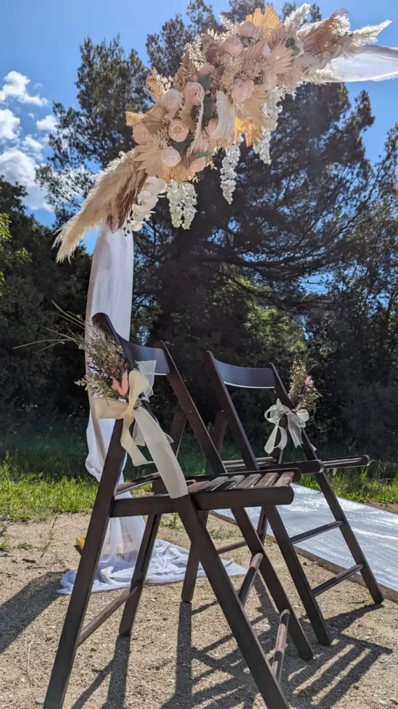 Chaise en bois mariage var, avec gerbes de fleurs et bouquet d'arche