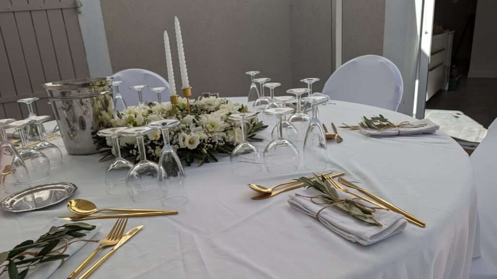 Mariage chic thème blanc et or couronne de fleurs, mobilier et vaisselle