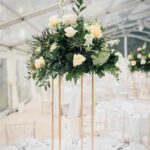 Colonnes florales de mariage raffinées et majestueuses