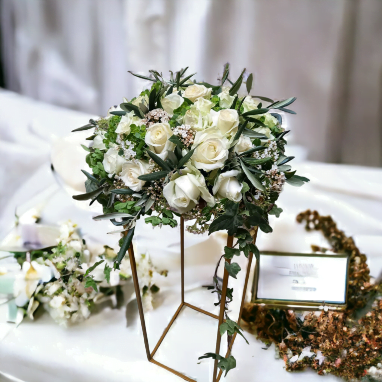 Composition florale sur collonne pour mariage création iliade location