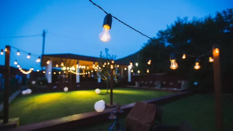 Guirlandes guinguette - Guirlandes guinguette blanc chaud dans un jardin la nuit pour un mariage