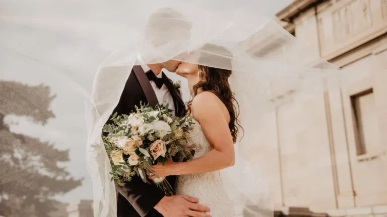 Mariage jour j : un couple de marié de le jour j de leur mariage, toute ne élégance