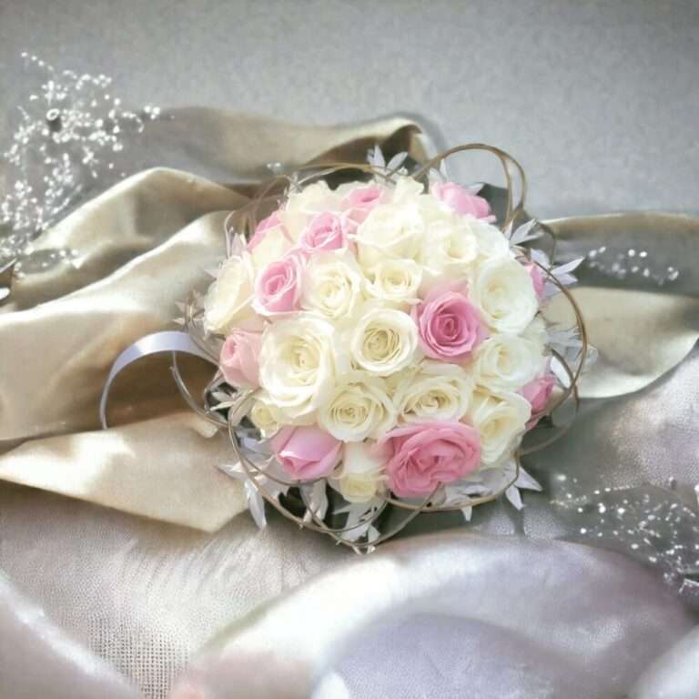 Arches et compositions florales - Bouquet de mariée en roses naturel design et chic