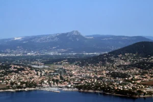 Location vaiselle carqueiranne - Photo de la ville de Carqueiranne prise par drône