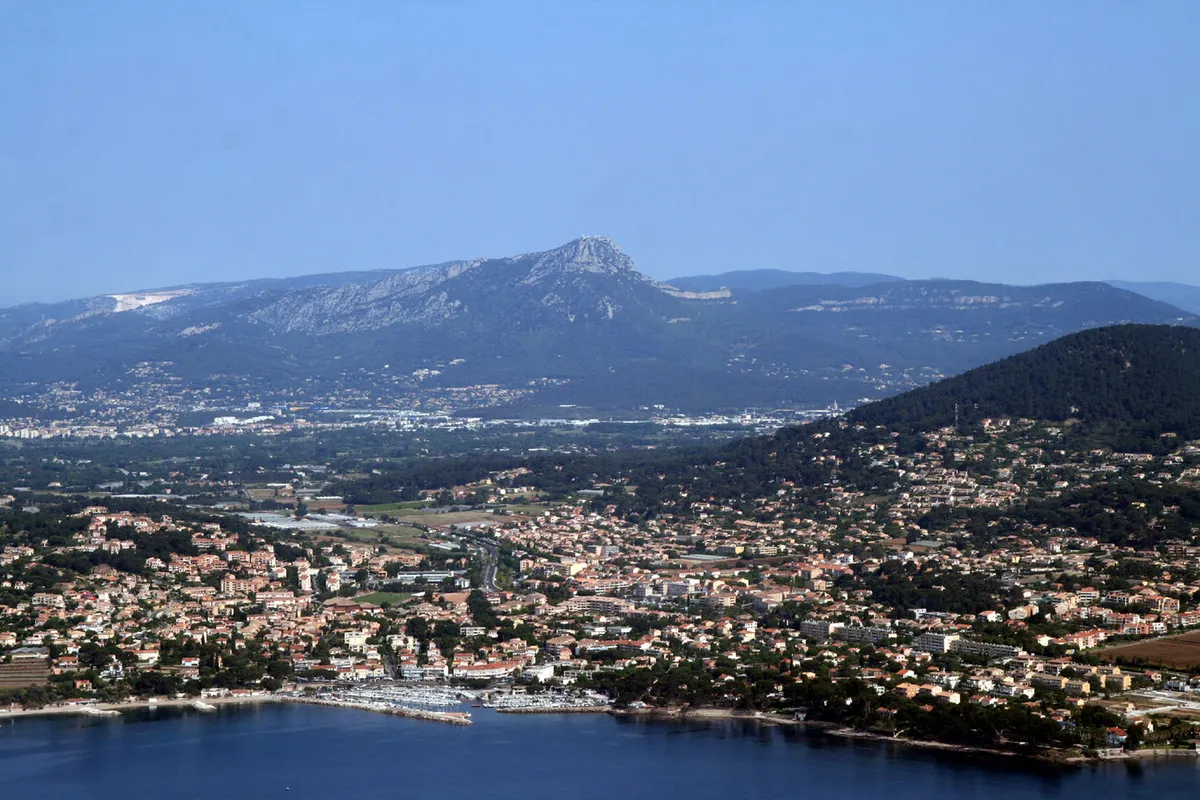 Location vaiselle carqueiranne - Photo de la ville de Carqueiranne prise par drône