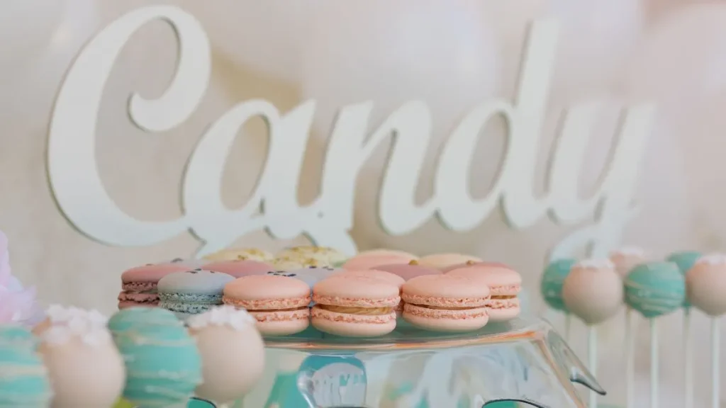 location candy bar - photo du plateau d'un candy bar de couleur pastelle avec lettrage candy bar blanc