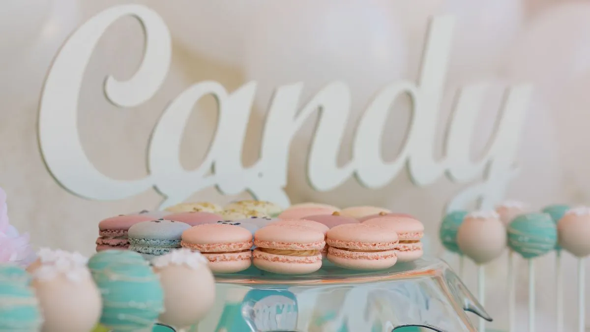 location candy bar - photo du plateau d'un candy bar de couleur pastelle avec lettrage candy bar blanc