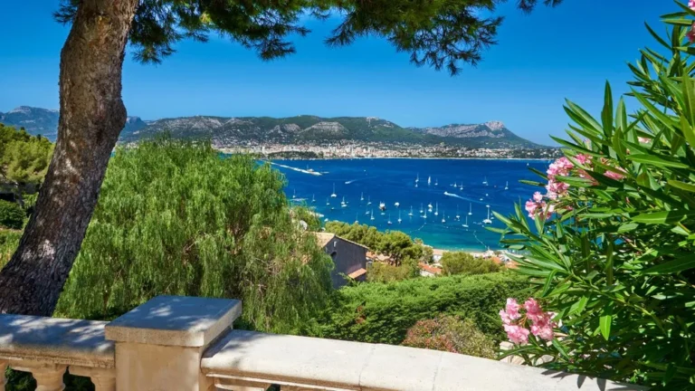 Où se marier en provence en 2025 ? - vu d'un balcon sur une baie de méditéranné en provence.