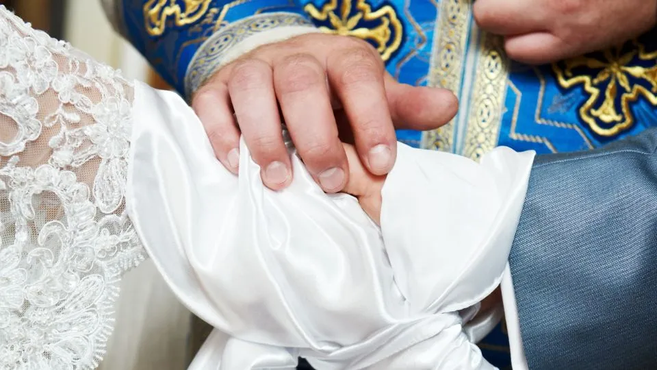 Rituel des mains liées - photo d'un couple pendant le rituel des mains liés lors d'une cérémonie laique