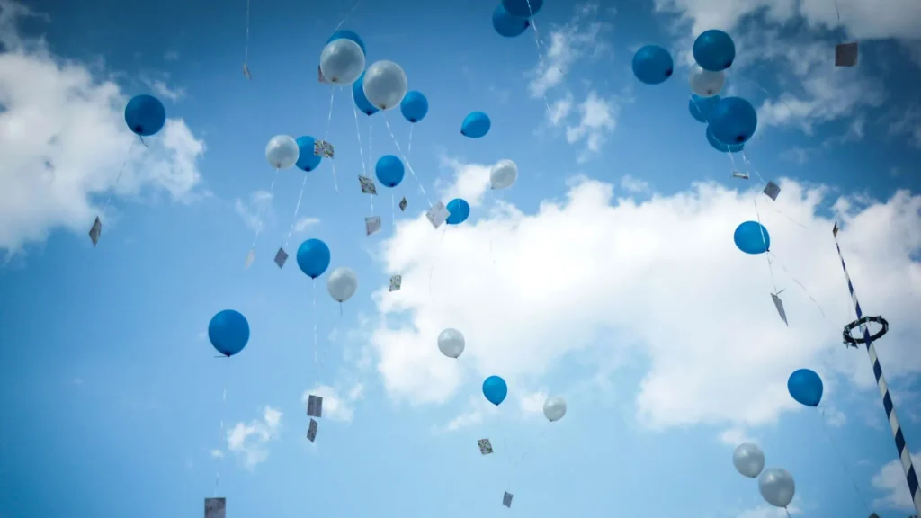Rituel laché de ballons - ballons qui s'envole dans le ciel aux couleurs bleu et blancs
