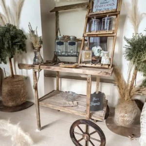 Location de candy bar vintage : ce charmant candy bar en bois rustique, entouré de décorations naturelles, est parfait pour ajouter une touche élégante et authentique à vos événements dans le Var (83).