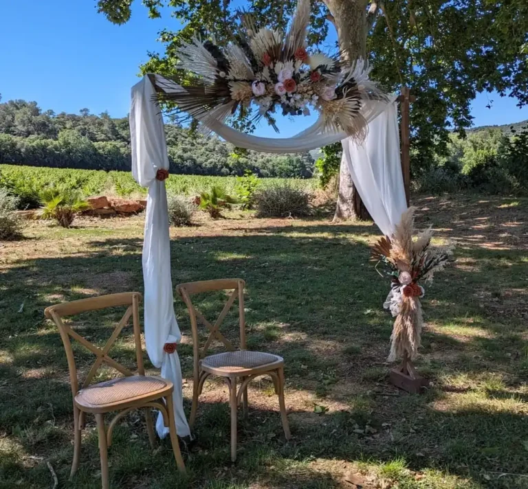 location arche mariage pour cérémonie laique, arche en poutre avec bouquet de fleurs séchées et voilage blanc, domaine du viet à hyères 83400