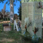 location paravent mariage en bois volet percienné avec dame jeanne et bouquet de pampa ainsi qu'une composition de fleur séchées, domaine du viet Hyères 83400