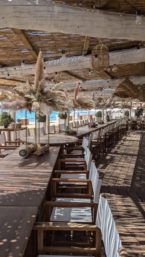 Instalaltion d'une décoration complète florale pour un mariage sur le site du restaurant le 44
