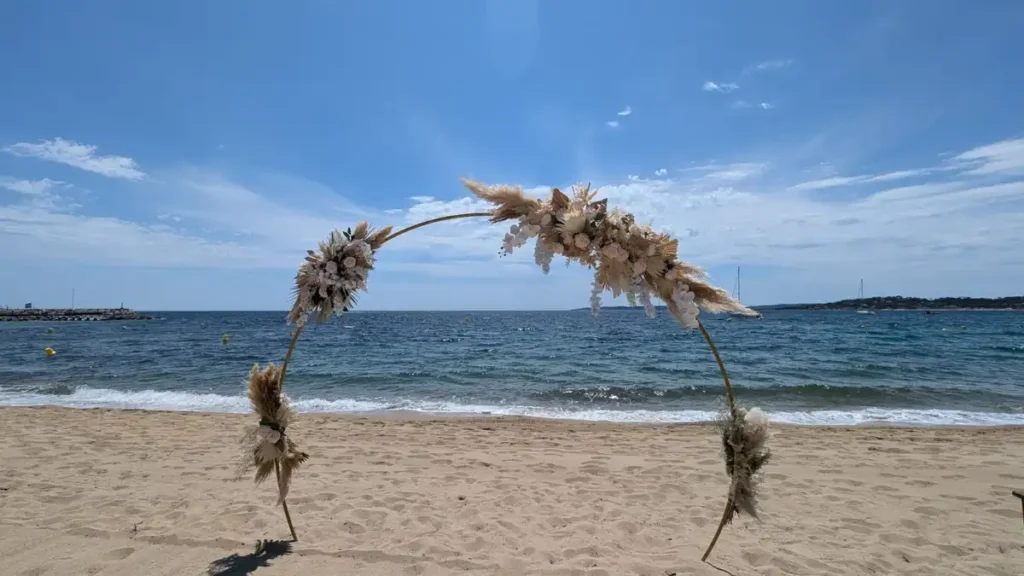 Location et installation d'une arche de mariage pour un mariage sur la plage de saint maxime vue mer en arrière plan