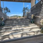 Location de dame jeanne avec décoration pampa dans la décente des marches d'escalier du restaurant le 44 sur la plage de saint maxime