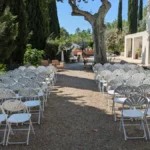 Chaises blanches en location pour votre mariage