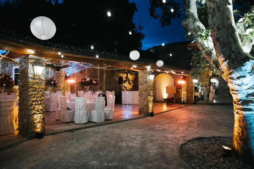 guirlandes guinguettes et lampion chinoix lors d'un mariage en extérieur la nuit