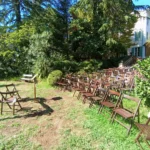 Chaises en Bois Vintage en location pour Votre Mariage dans le Var !