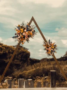 Arche triangulaire en bois décorée de fleurs, idéale pour une cérémonie laïque ou un mariage en extérieur dans le Var.