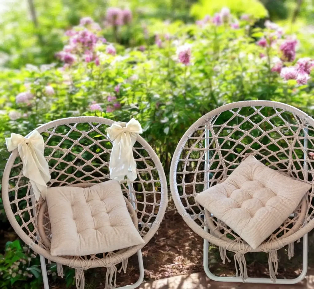 Duo de fauteuils Emmanuelle en macramé pour décoration de mariage bohème chic en extérieur.