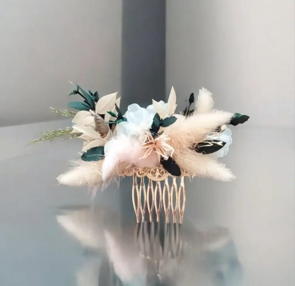 Peigne pour marié décoré de fleurs séchées et feuillage, dans des tons naturels beige, vert et blanc, idéal pour une coiffure bohème et élégante le jour du mariage.