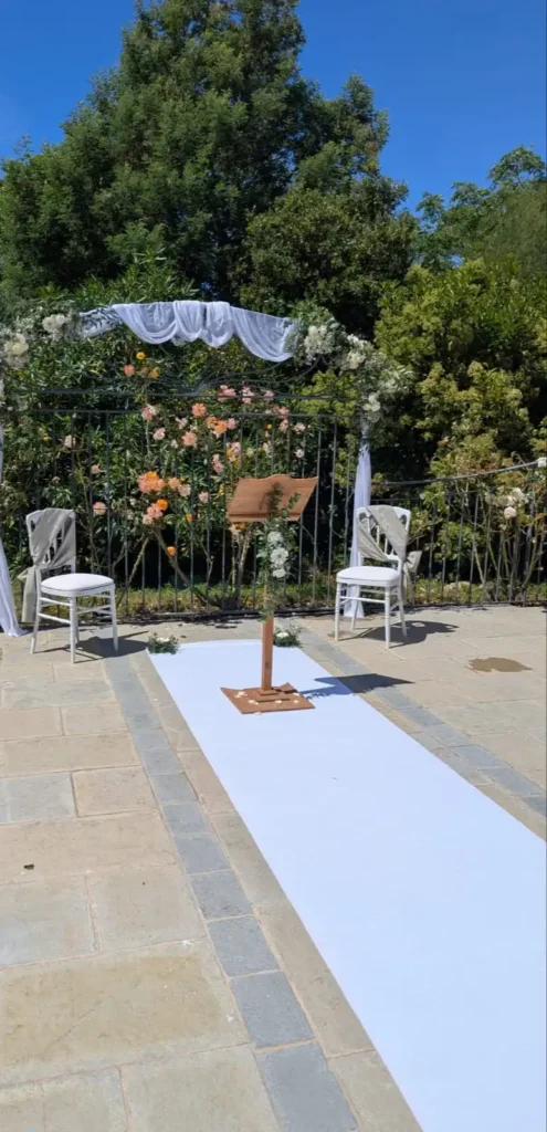 Bouquets d'arche de fleur de mariage vu sur allée de mariage