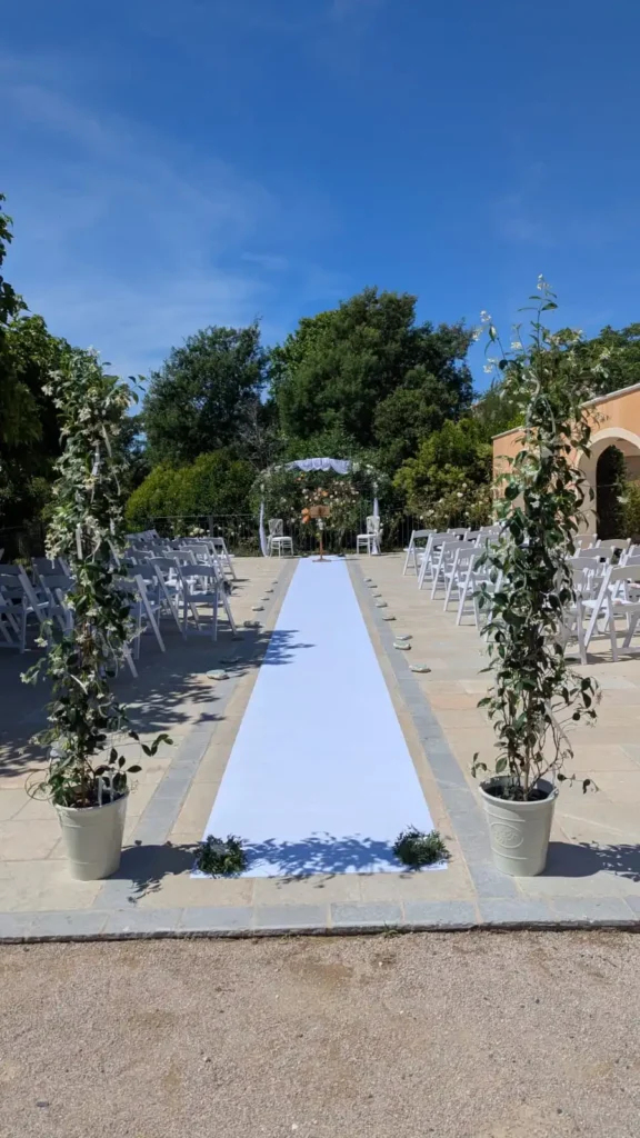 Moquette pour allée de cérémonie de 15 mètres blanche.