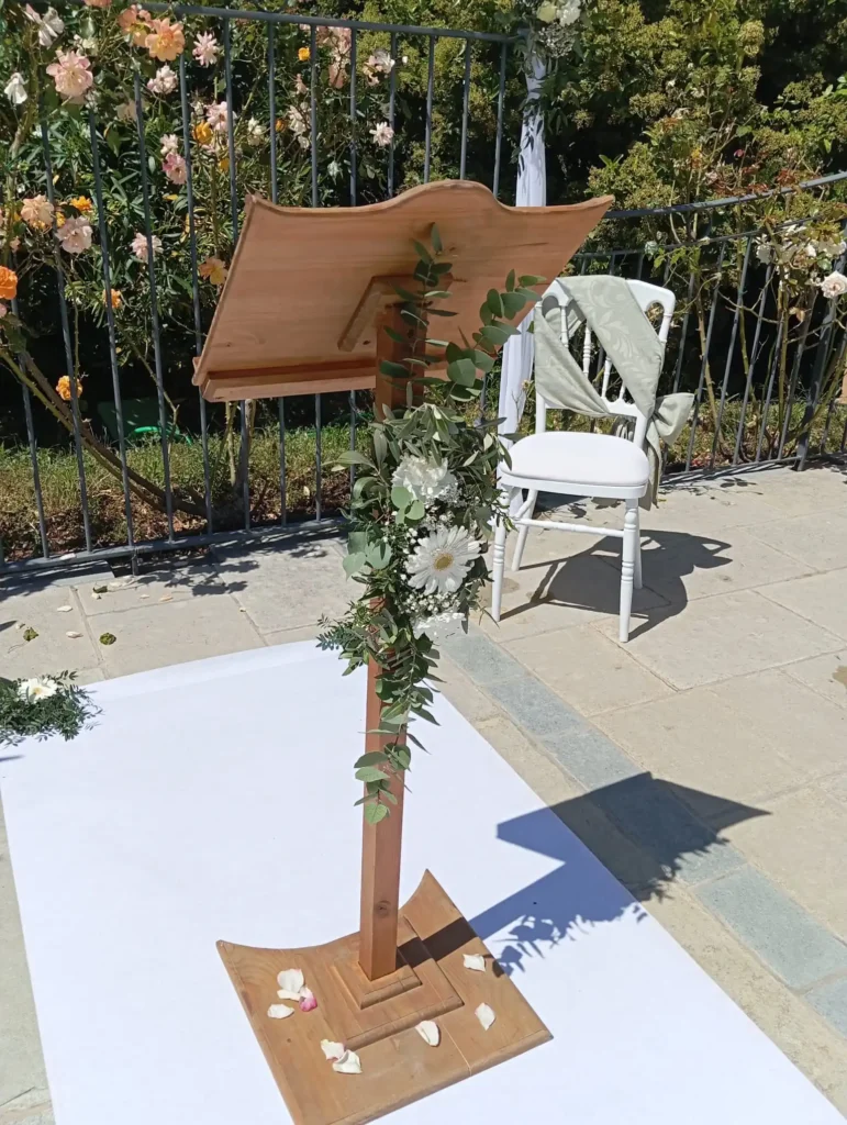 Pupitre de cérémonie en bois an location sur son allée en moquette blanche