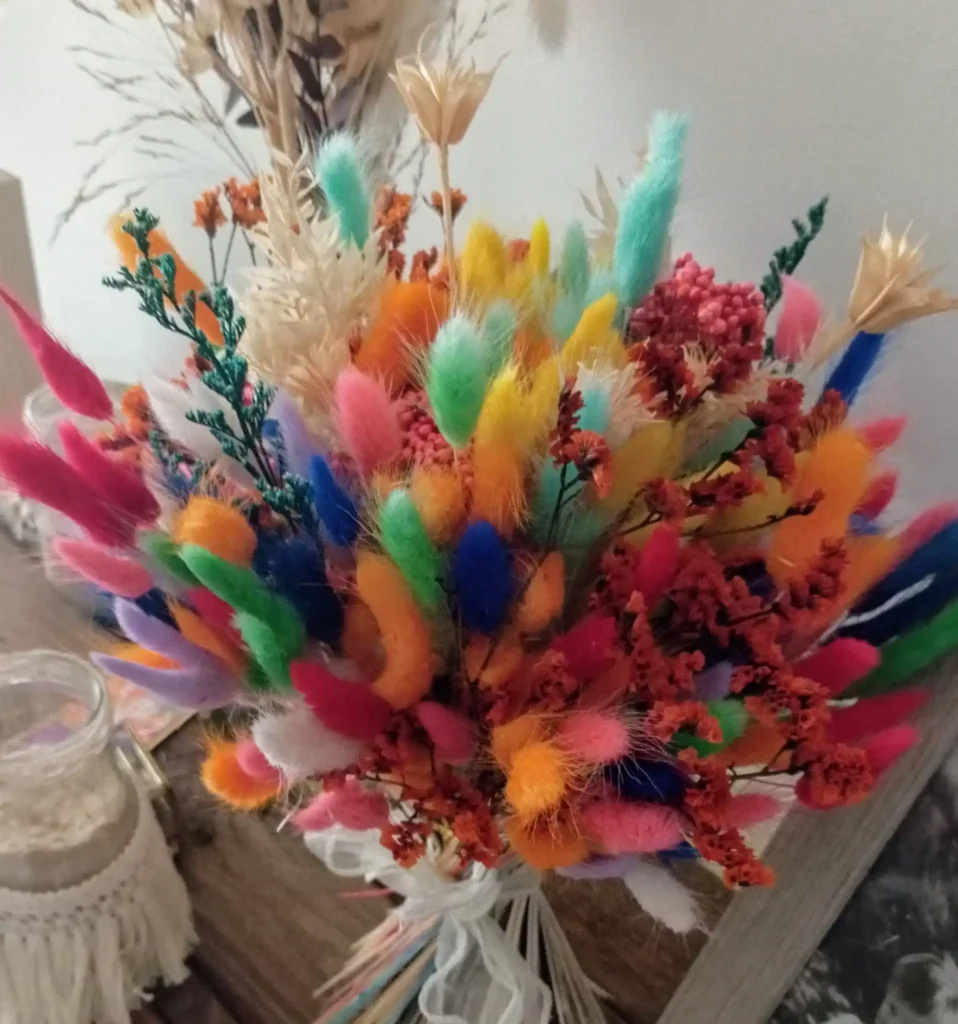Bouquet de fleurs séchées multicolores pour décoration de mariage bohème dans le Var, avec lagurus, statice et textures naturelles.
