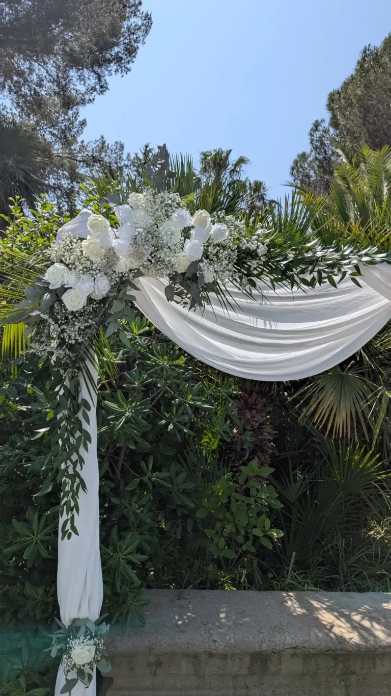 Arche de mariage en bois – Décor bohème chic & romantique