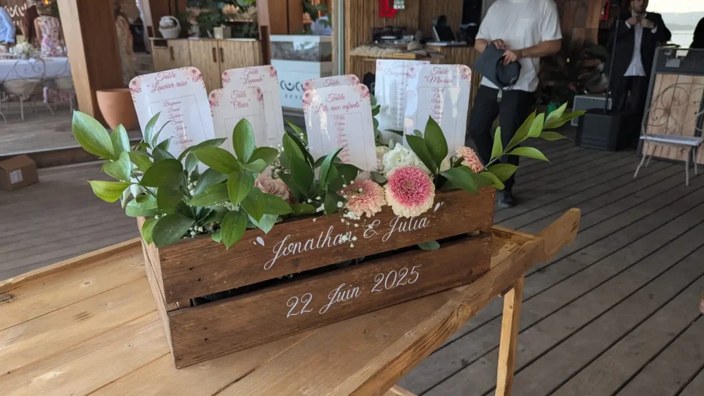 plan-de-table-en-cajette-en-bois-décoration-florale-et-écriture-personalisée