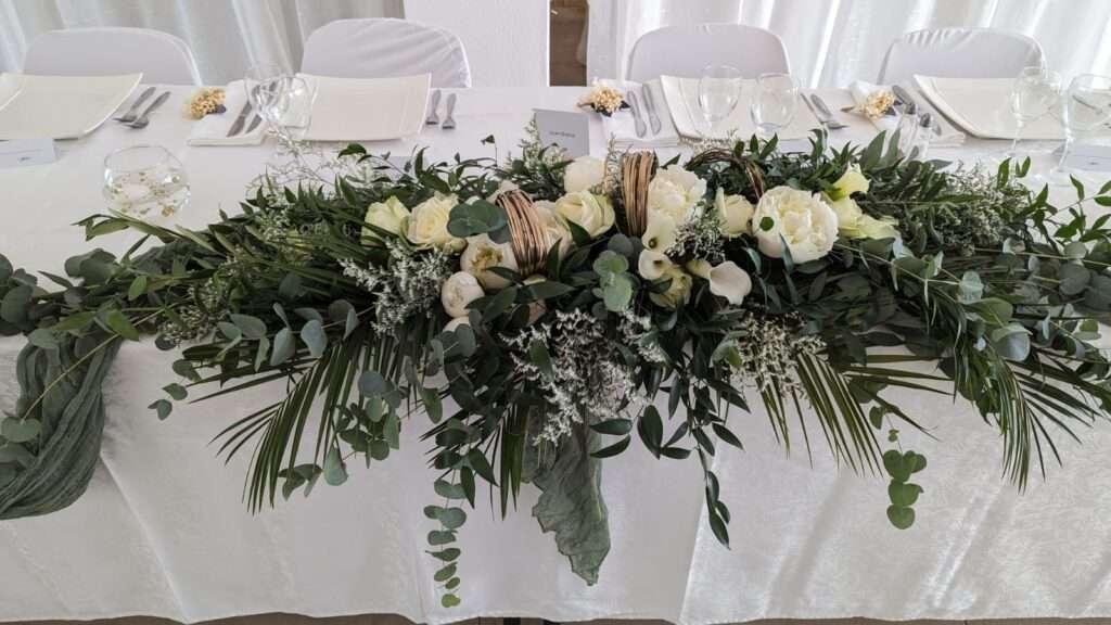 Bouquet classique de table d'honneur dans les tons blancs et vert
