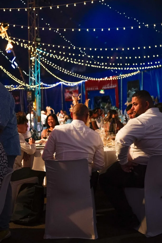 Ciel étoilé sous chapiteau pour un esprit cabaret