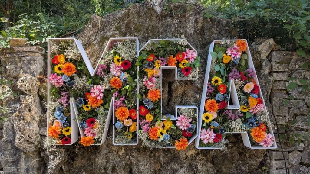 Lettre florale lumineuse MCA XL pour décoration de mariages o domaine du hameau de montrieux a meounes