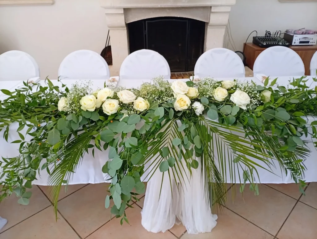 bouquet-table-d-honneur-mariage-besse-sur-issole-rose-blanches-palmier-eucalyptus