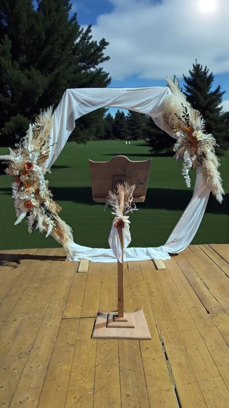Arche hexagonale de mariage – Élégance géométrique et naturelle