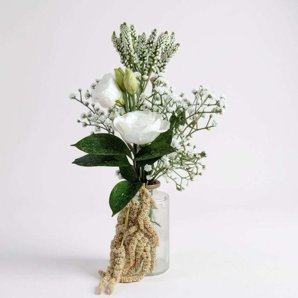 Bouquet naturel de gypsophile, amarante blonde et feuillage vert, dans un vase en verre texturé.