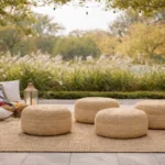 Poufs en jute pour un espace de mariage lounge bohème