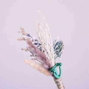 Boutonnière Valensia – Lavande Parme & Chardon Bleu | Fleurs Séchées