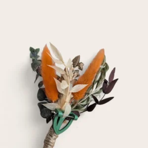 Boutonnière Moody – terracotta & eucalyptus en fleurs séchées