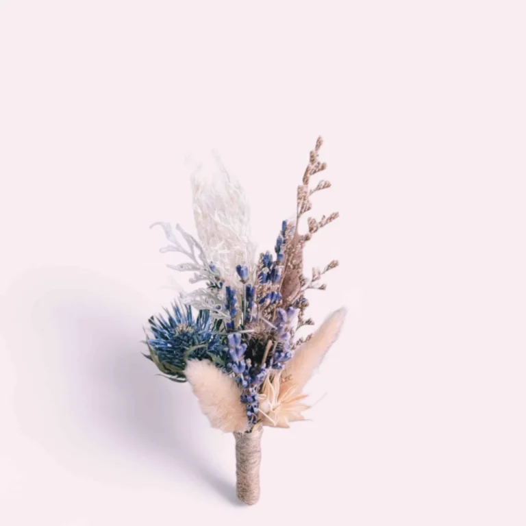 Boutonnière Valensia – Lavande Parme & Chardon Bleu | Fleurs Séchées