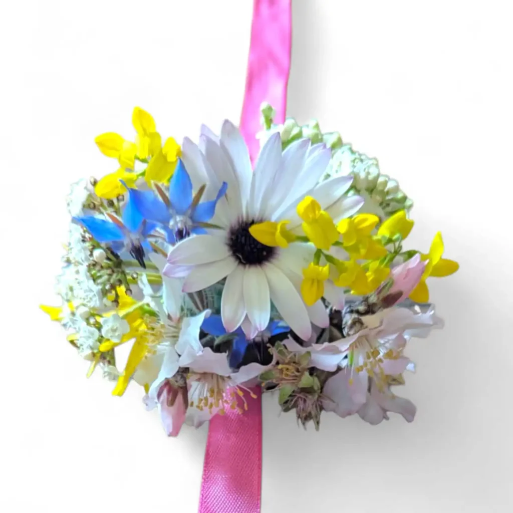 Bracelet slap fleur DIY avec mousse florale intégrée – composition en fleurs fraîches mariage