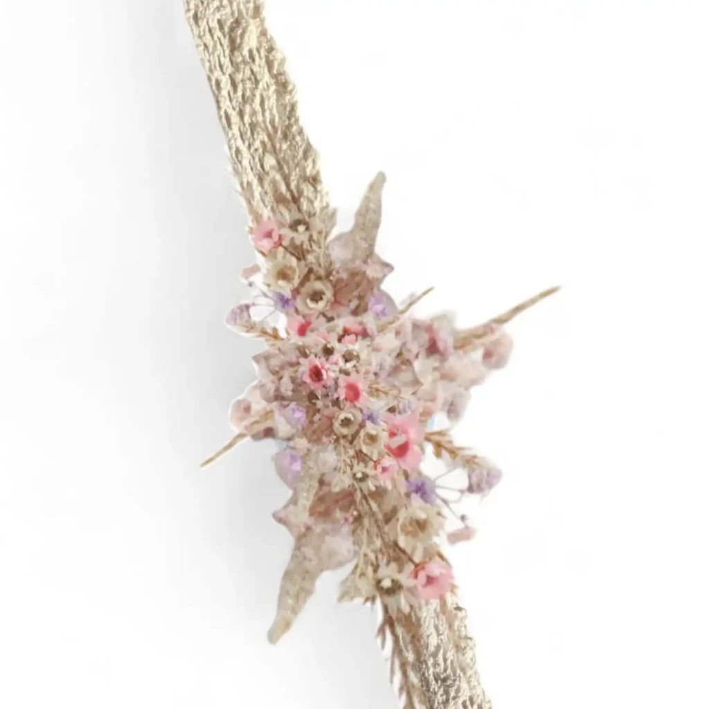 Détail composition florale sur support bandeau bébé DIY compatible fleurs séchées et artificielles