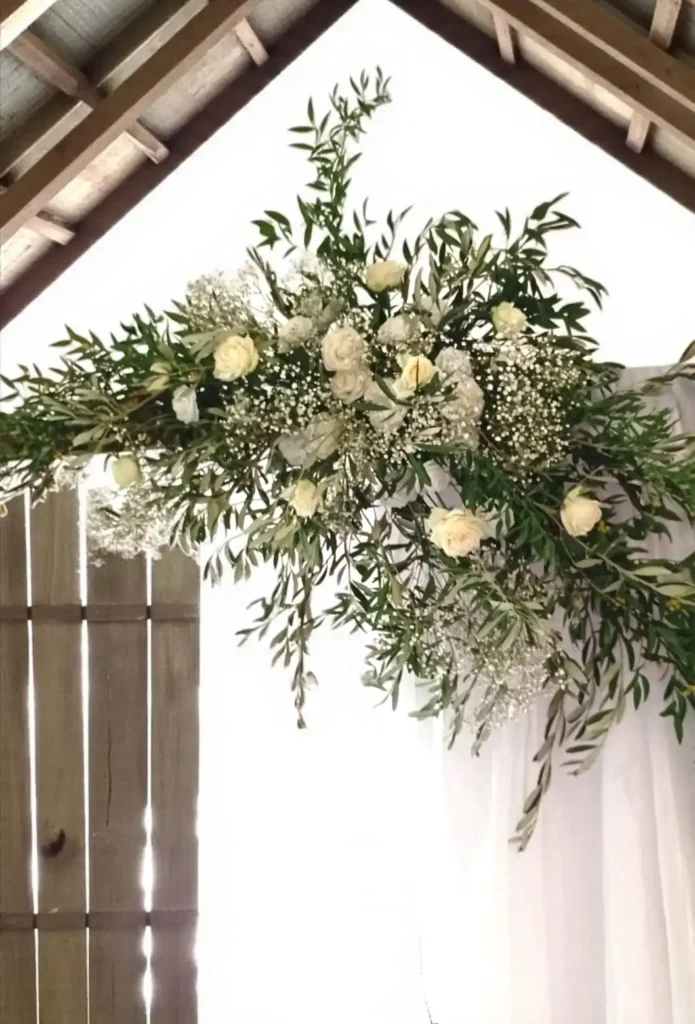 Arche de mariage décorée de feuillage d’olivier
