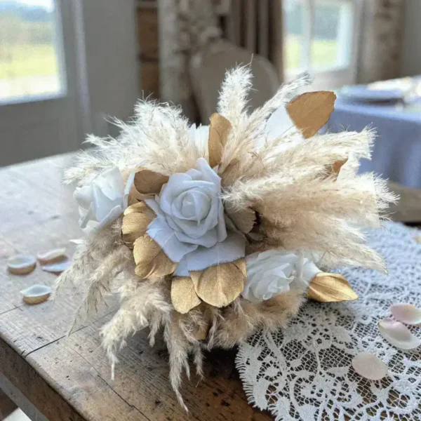 Bouquet en pampa et plumes avec fleurs blanches sur table en bois