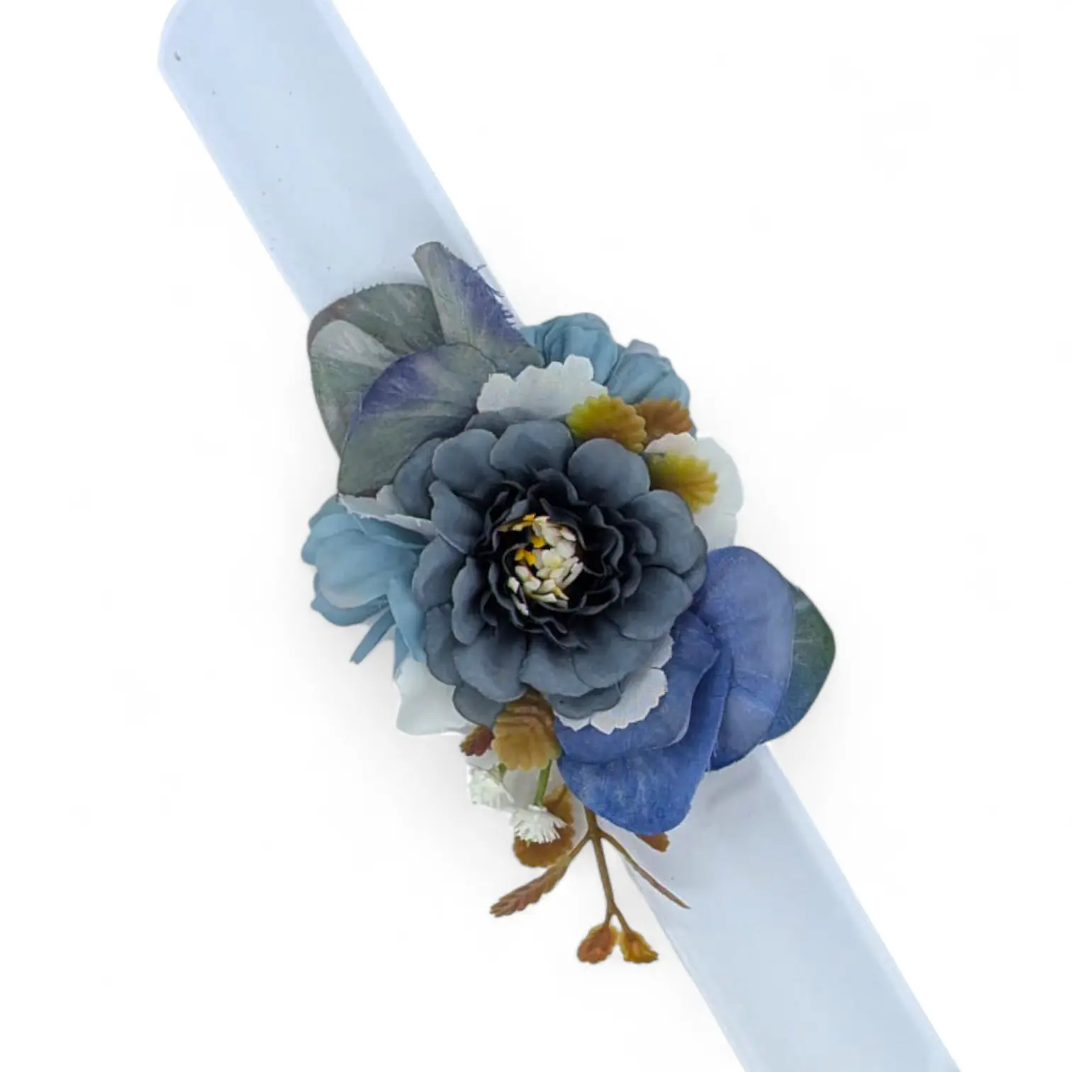 Ce bracelet mariage se distingue par sa composition florale artificielle généreuse aux tons bleu profond, rehaussée de feuillages délicats et de touches naturelles. Monté sur un bracelet confortable et ajustable, il habille le poignet avec élégance et caractère. Parfait pour une mariée moderne ou une demoiselle d’honneur au style affirmé.