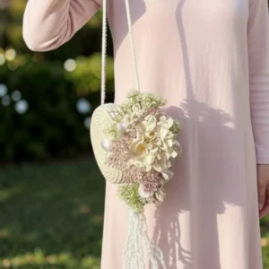 Pochette de mariage bohème en rotin décorée de fleurs séchées portée en bandoulière