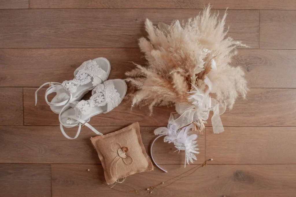 Accessoires de mariée bohème avec bouquet et chaussures