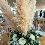 Dômes, couronnes et paniers floraux en fleurs fraîches